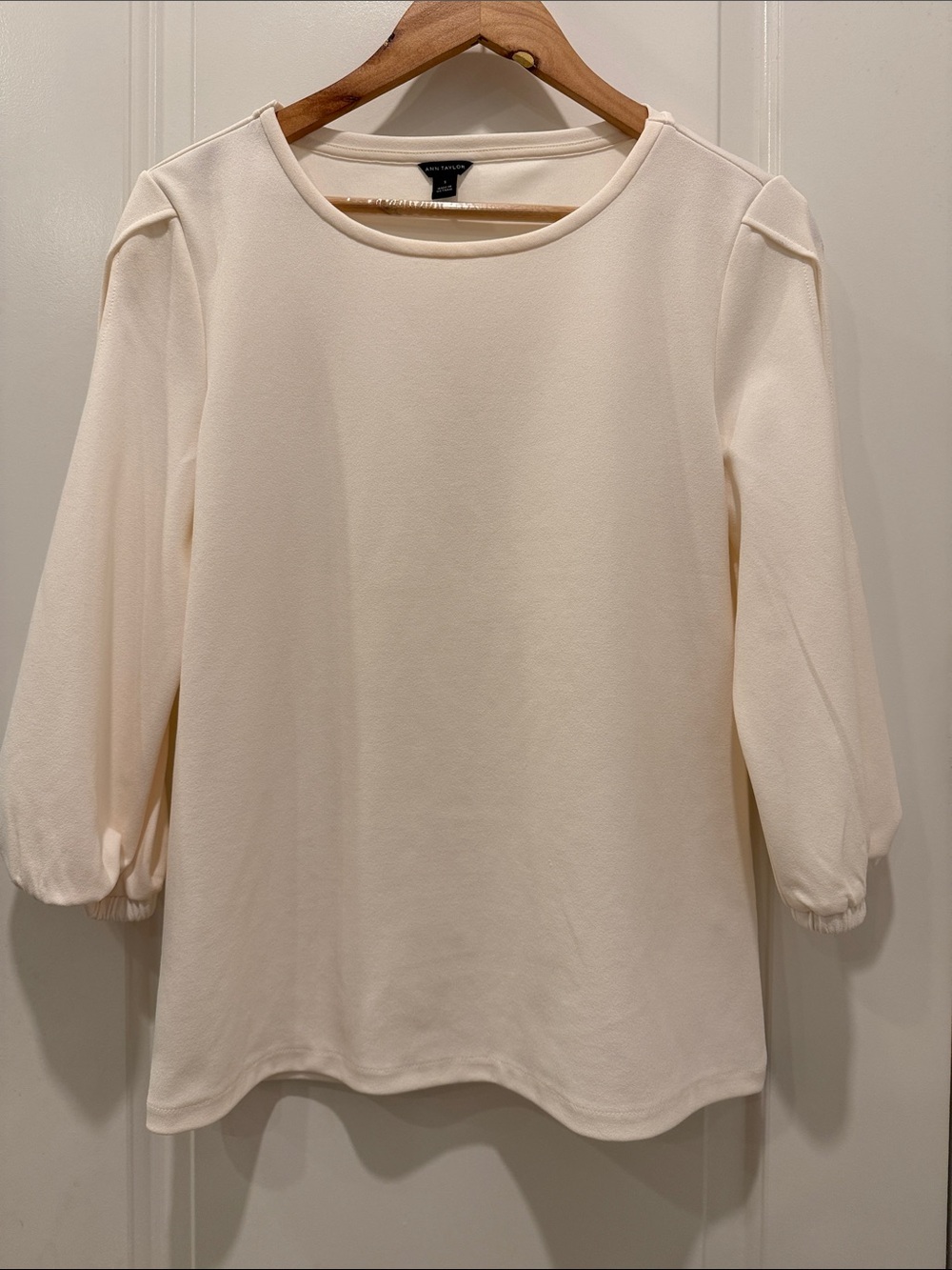 Ann Taylor Cream Long Sleeve Crewneck Top with Sleeve Opening